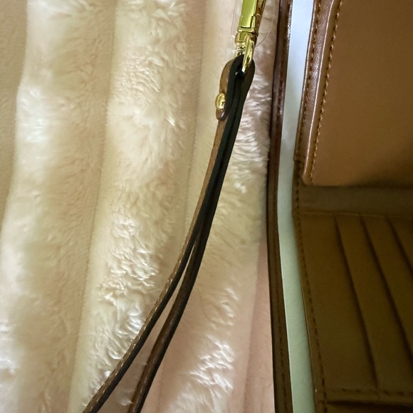 Michael Kors Monogram Beige wristlet ( NEW) - Picture 5 of 9